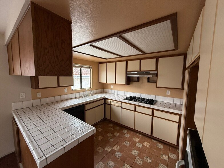 Building Photo - 1023 W 20th St