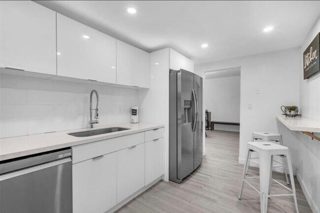 Building Photo - 4001 S Ocean Dr