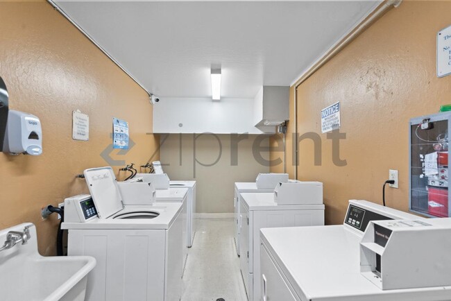 Building Photo - Unit 206