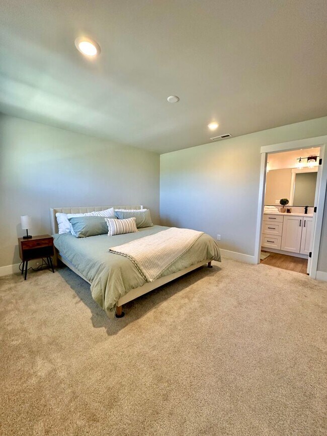 Building Photo - Beautiful 3 bdrm end unit townhome with side yard available in Petrosa.