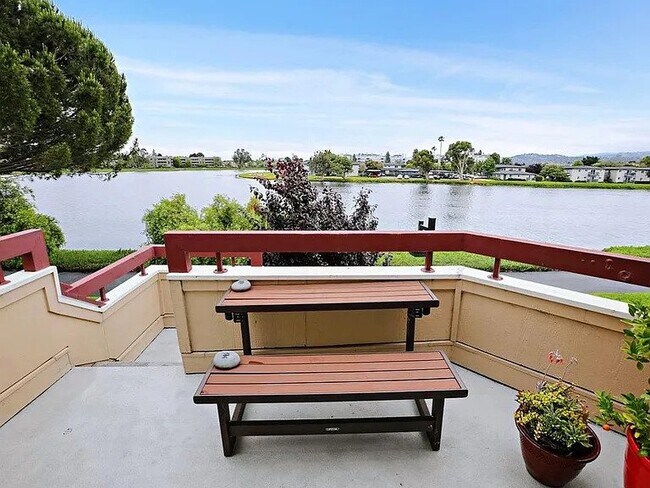 Building Photo - 2241 Vista del Mar