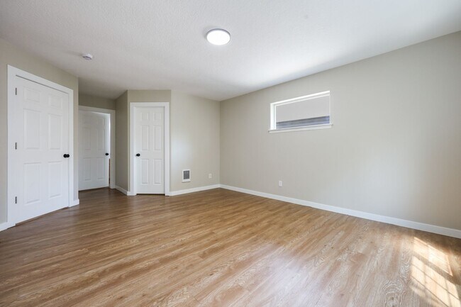 Building Photo - 117 SE 129th Ave
