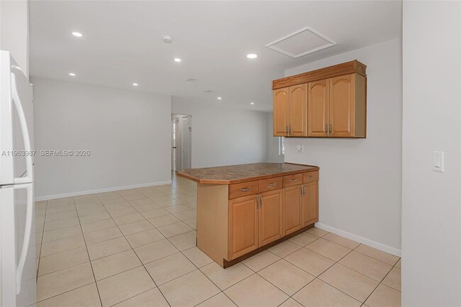 Building Photo - 621 N 70th Way