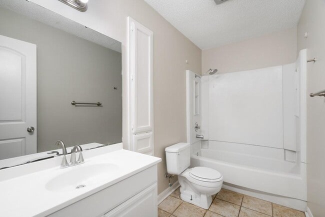 Building Photo - 2101 Matthews Ln