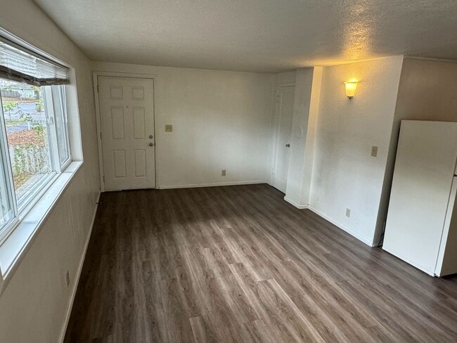 Building Photo - 2 Bedroom Triplex Unit in Springfield