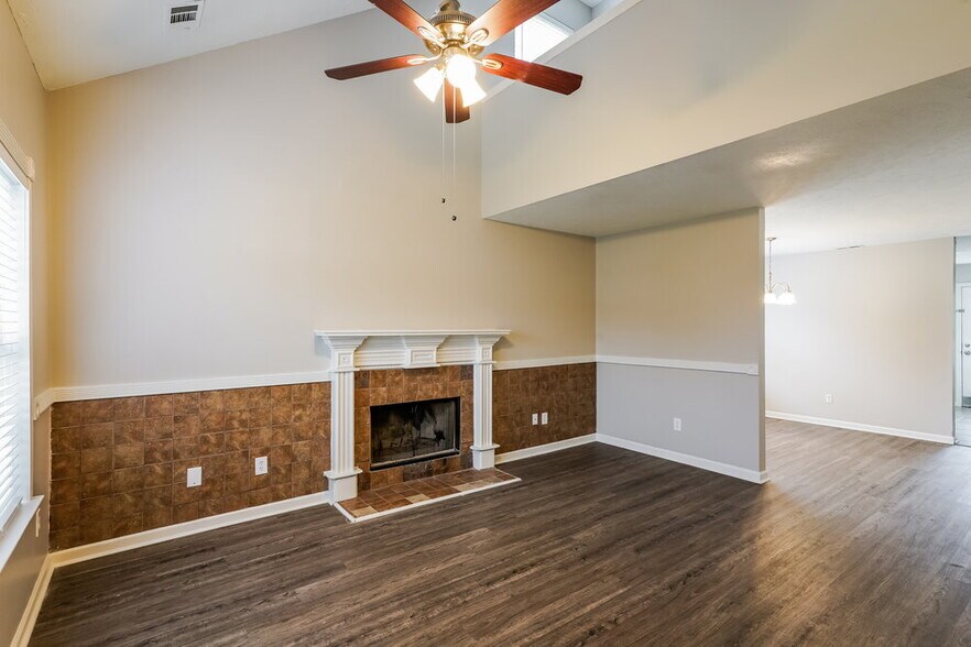 Building Photo - 1825 Lakewood Village Dr