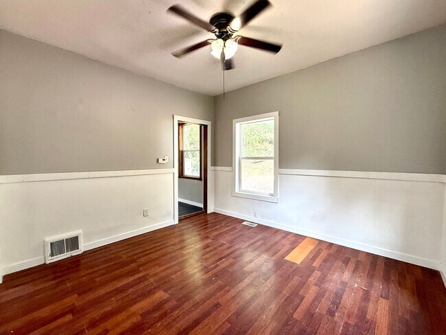 Building Photo - Great East End - 3 Bedroom Home