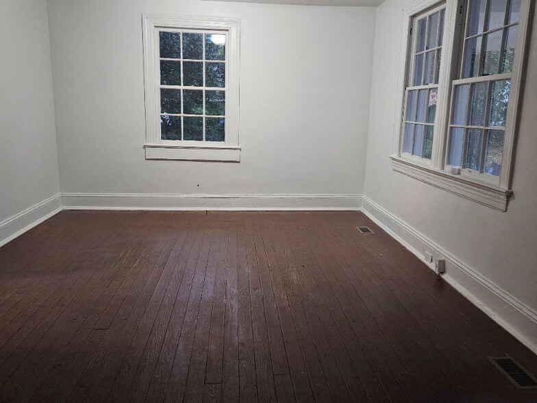 Building Photo - 504 Nelson St