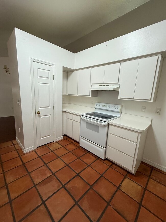 Building Photo - 1102 SE 10th St