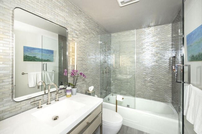 Building Photo - Tastefully Furnished 3 Bed, 2 Bath Home w/ Views of Greenbelt