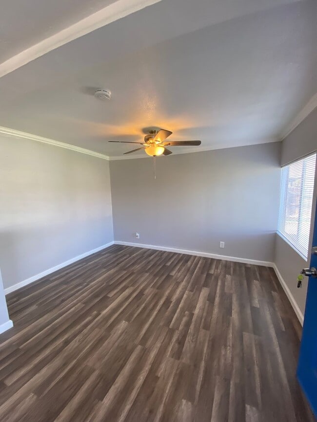 Building Photo - 3841