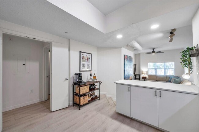 Building Photo - 520 S Armenia Ave