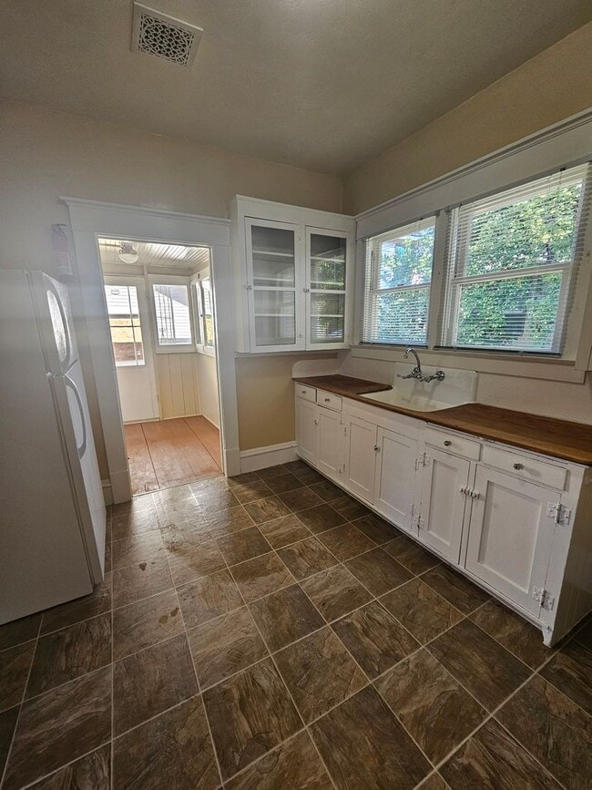 Building Photo - 1/2 OFF FIRST MONTH'S RENT IF RENTED IN DEC! Charming 2 Bedroom with Bonus/Laundry Room