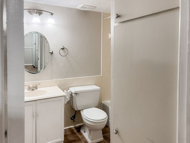 Building Photo - Beautiful Condo Near Moncus Park