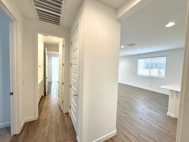 Building Photo - MOVE IN SPECILAS!! New 5-Bedroom Home in Phoenix with Upgrades & Resort-Style Amenities