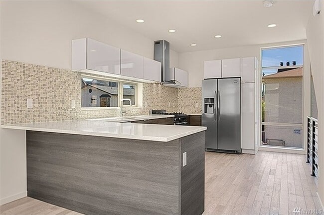 Building Photo - Modern and Stylish Home in Alki Beach Neig...