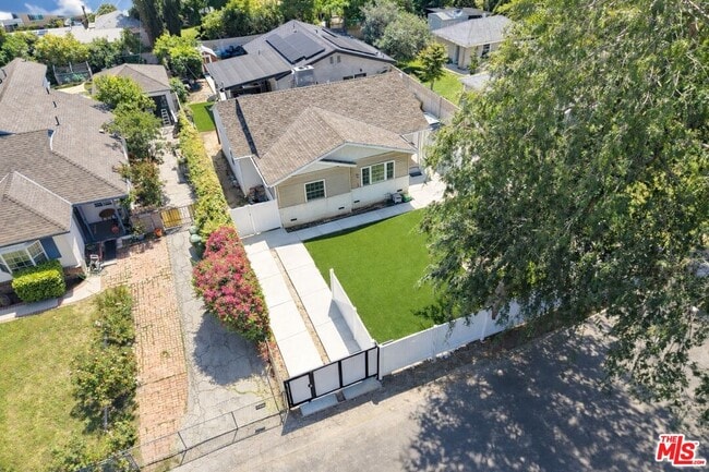 Building Photo - 13842 Hamlin St