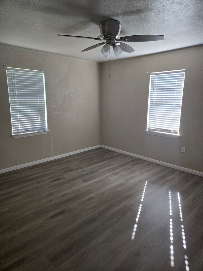 Building Photo - 109 W Robin Ln
