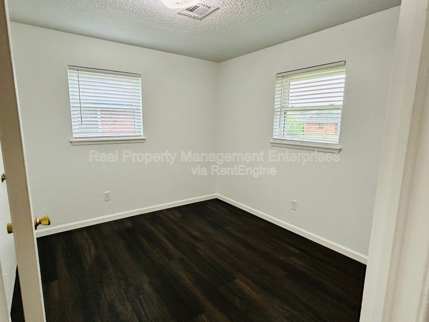 Building Photo - 633 Lotus Ave