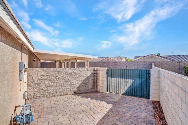Building Photo - 4 bed, 2.5 bath single-story home in the g...