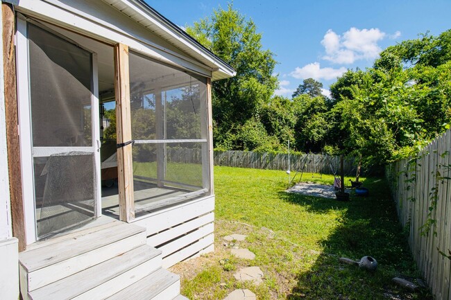Building Photo - Adorable 3BR Rosewood Rental with Dreamy P...
