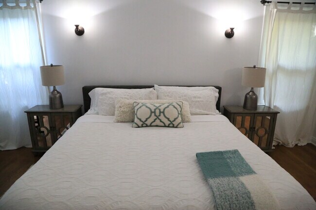 Building Photo - 601 S Sweetzer Ave