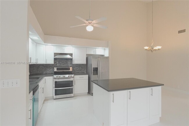 Building Photo - 518 NE 48th St