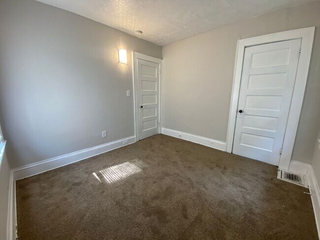 Building Photo - Beautiful, Large 5 Bedroom Cleveland Home - Now Available!