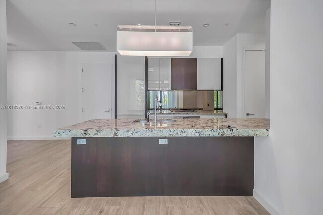 Building Photo - 2831 S Bayshore Dr
