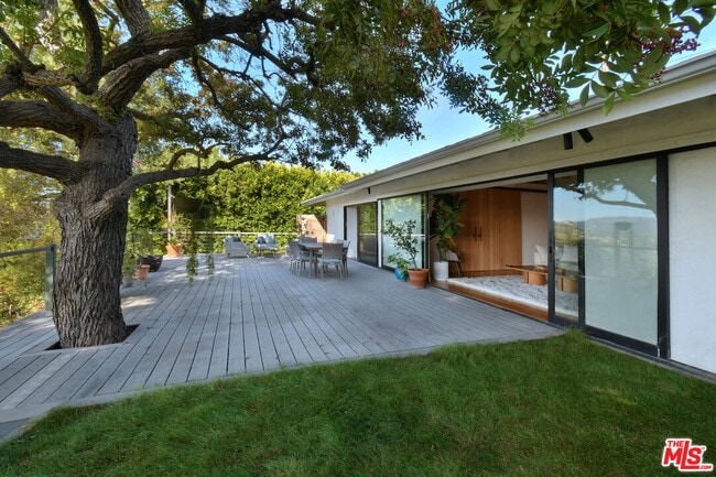 Building Photo - 2145 Linda Flora Dr