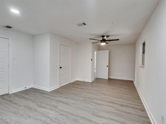 Building Photo - 5627 Southbrook Dr