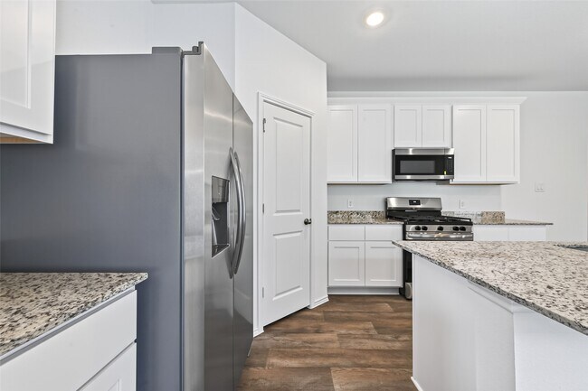 Building Photo - 3030 Lake Crest Dr