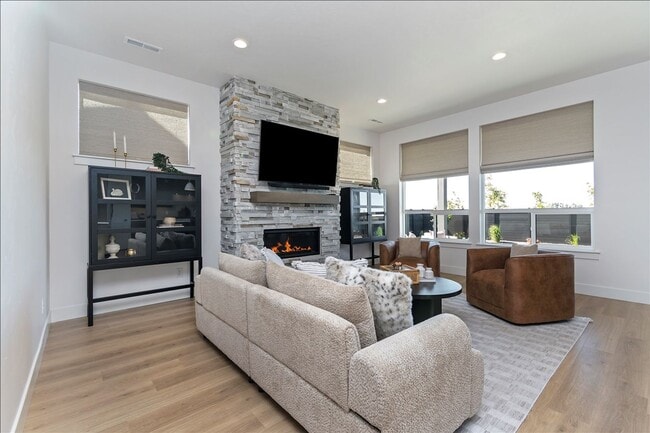 Building Photo - Custom Model Home on the Meridian Bluff