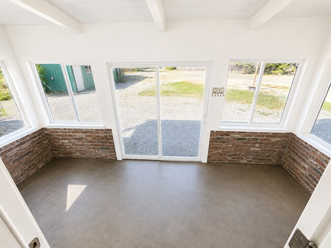 Building Photo - 3682 Bay Ave