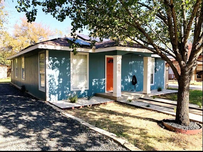 Building Photo - Incredible Downtown Round Rock Home for Rent