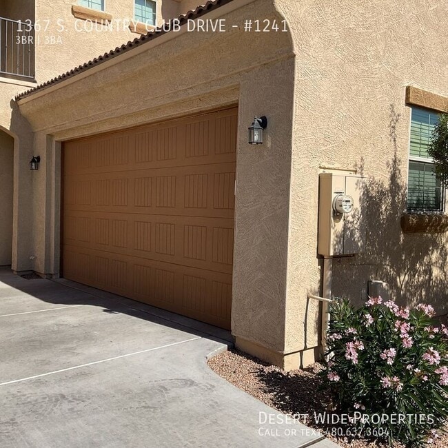 Building Photo - 1367 S Country Club Dr