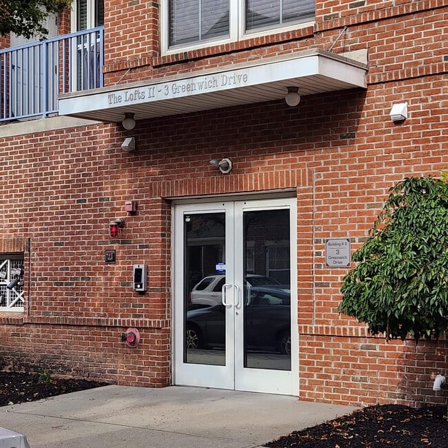 Building Photo - 3 Greenwich Dr