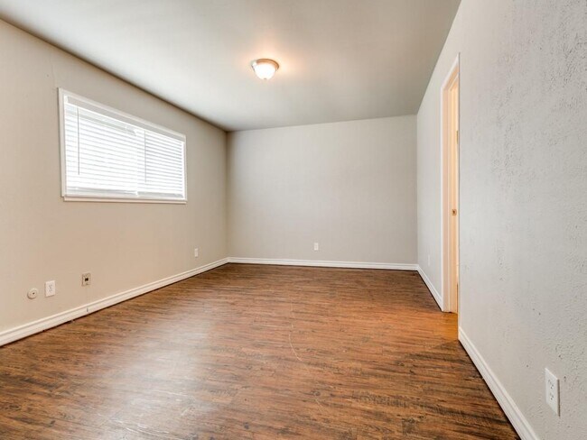 Building Photo - 502 Wildflower Dr