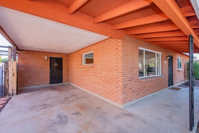 Building Photo - 3526 N Santa Rita Ave