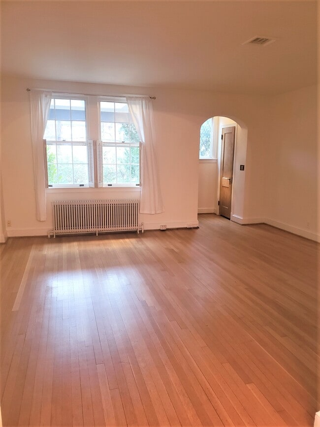 Building Photo - 3829 Calvert St NW