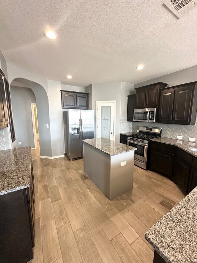 Building Photo - 4 Bed 2 Bath W/ BONUS ROOM Ready to Rent A...