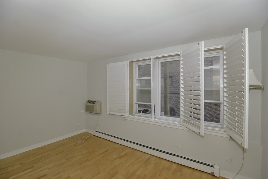 Building Photo - 630 W Wrightwood Ave