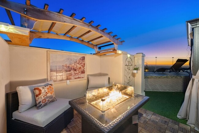 Building Photo - Custom Del Cerro Home with Views