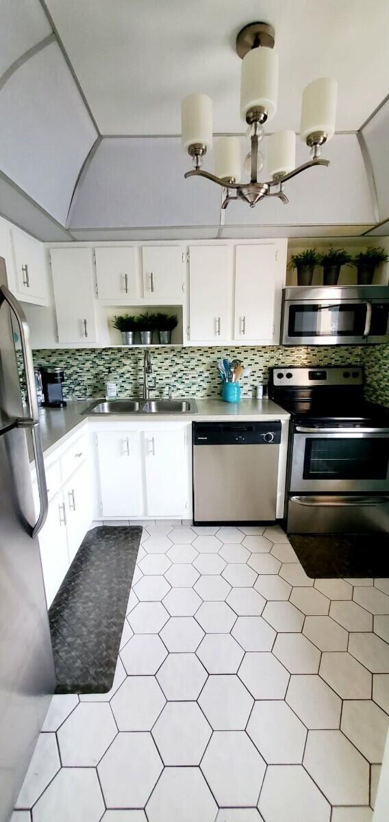 Building Photo - 1010 Country Club Dr