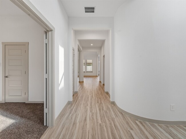 Building Photo - 818 Kingwood Dr