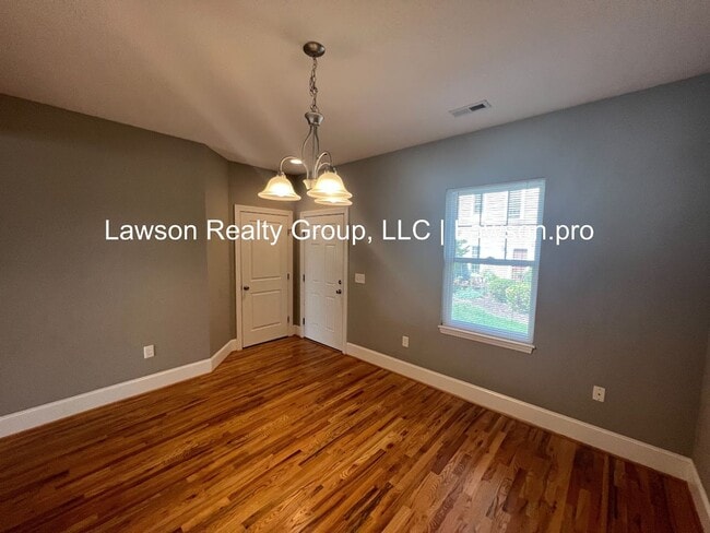 Building Photo - Luxurious Colonial Green Townhome