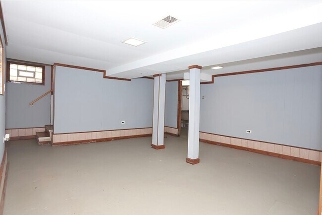 Building Photo - 10031 S Paxton Ave