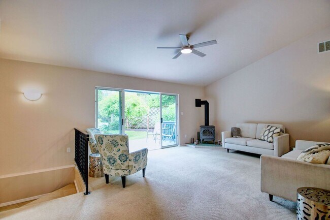 Building Photo - Lovely Clinton Home with Great Light and Pet Friendly!