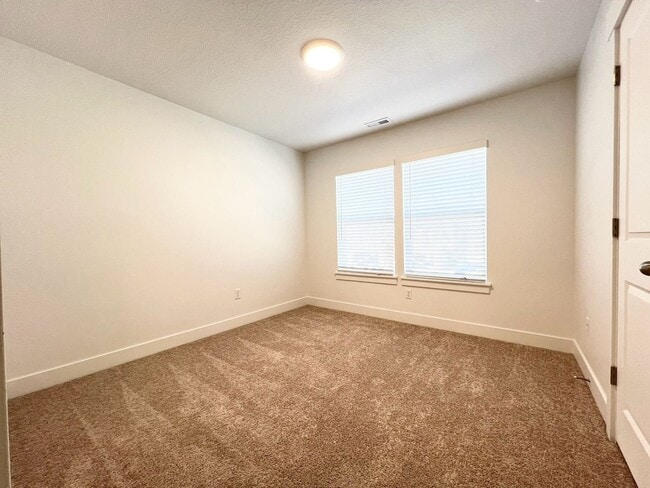 Building Photo - 3 Bed/2.5 Bath Townhome in Salem!