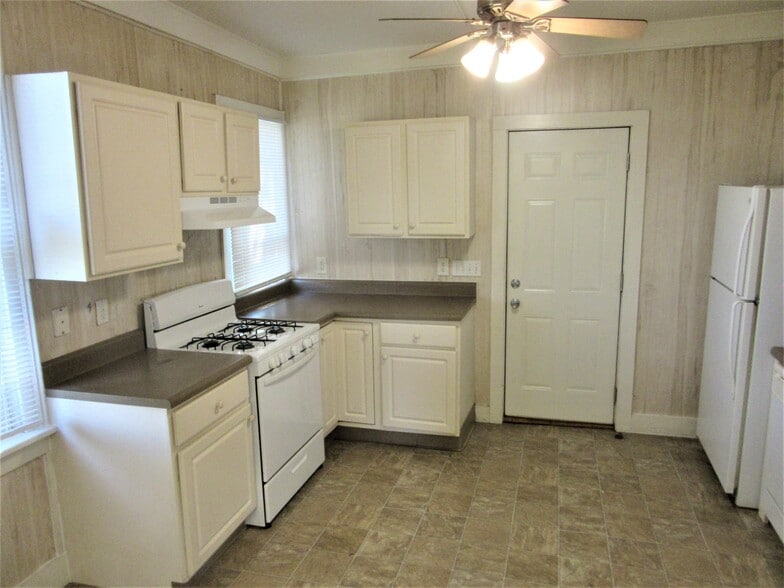 kitchen - 704 N Randolph St